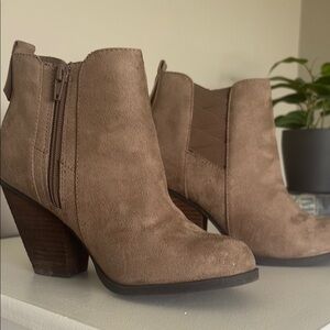 Vincee Taupe Boots